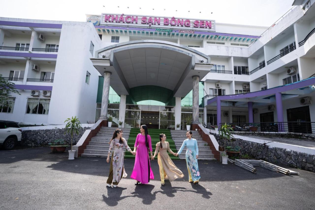 Отель Khach San Bong Sen Vi Thanh Экстерьер фото
